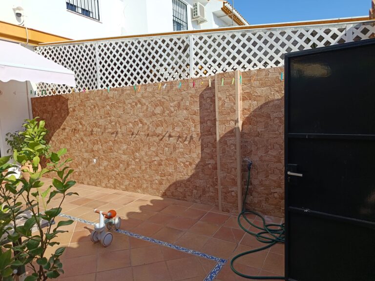 Aplacado de patio y fachada de una casa en Castilleja de la Cuesta - elhispanoreformasintegrales.com