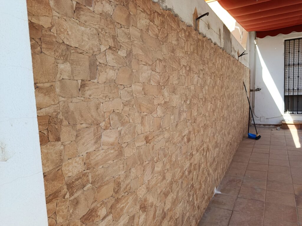 Aplacado de patio y fachada de una casa en Castilleja de la Cuesta - elhispanoreformasintegrales.com 