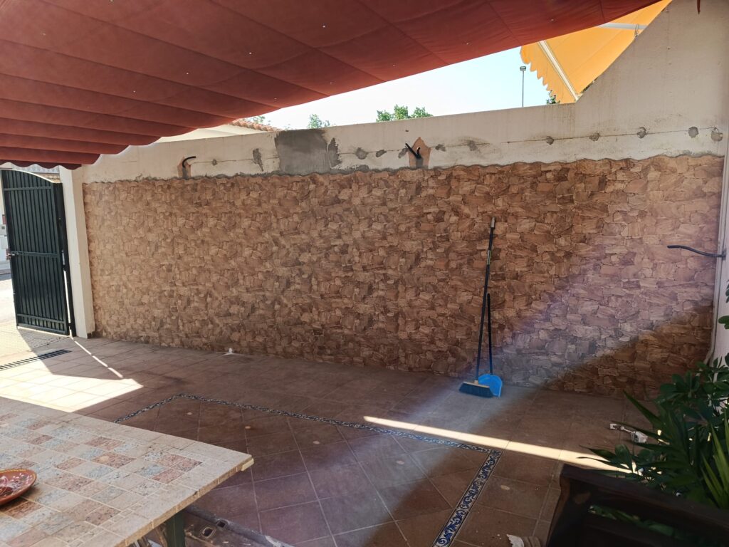 Aplacado de patio y fachada de una casa en Castilleja de la Cuesta - elhispanoreformasintegrales.com 