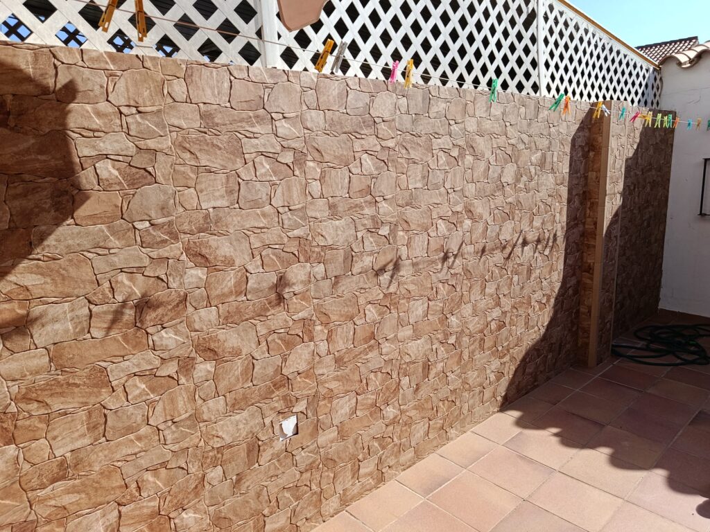 Aplacado de patio y fachada de una casa en Castilleja de la Cuesta - elhispanoreformasintegrales.com 