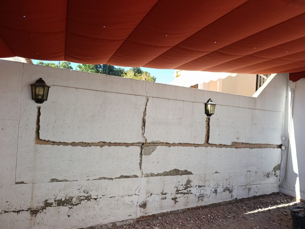 Aplacado de patio y fachada de una casa en Castilleja de la Cuesta - elhispanoreformasintegrales.com 
