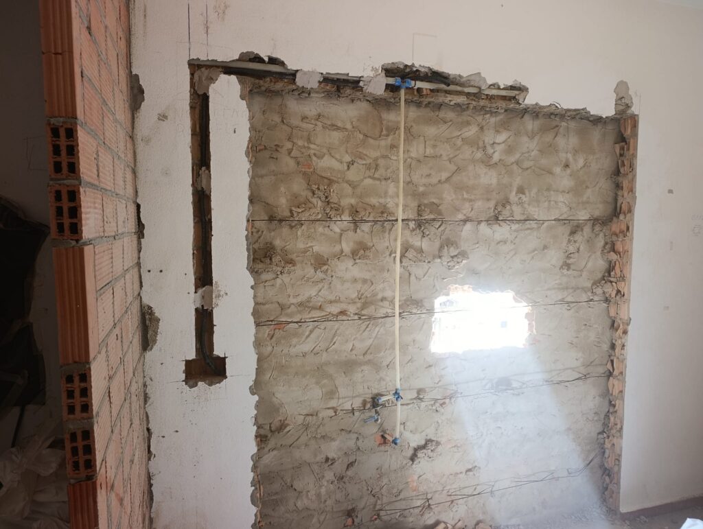 Apertura de hueco para cerramiento de aluminio en Almensilla - elhispanoreformasintegrales.com