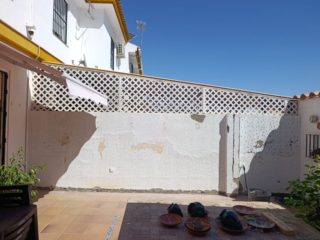 Aplacado de patio y fachada de una casa en Castilleja de la Cuesta - elhispanoreformasintegrales.com 